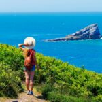 Sentier du GR34 en Bretagne avec falaises, criques et littoral sauvage, idéal pour la randonnée en été 2026.