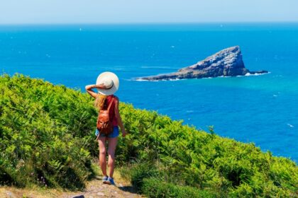 Sentier du GR34 en Bretagne avec falaises, criques et littoral sauvage, idéal pour la randonnée en été 2026.