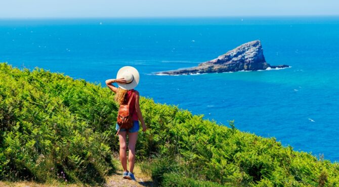 Sentier du GR34 en Bretagne avec falaises, criques et littoral sauvage, idéal pour la randonnée en été 2026.