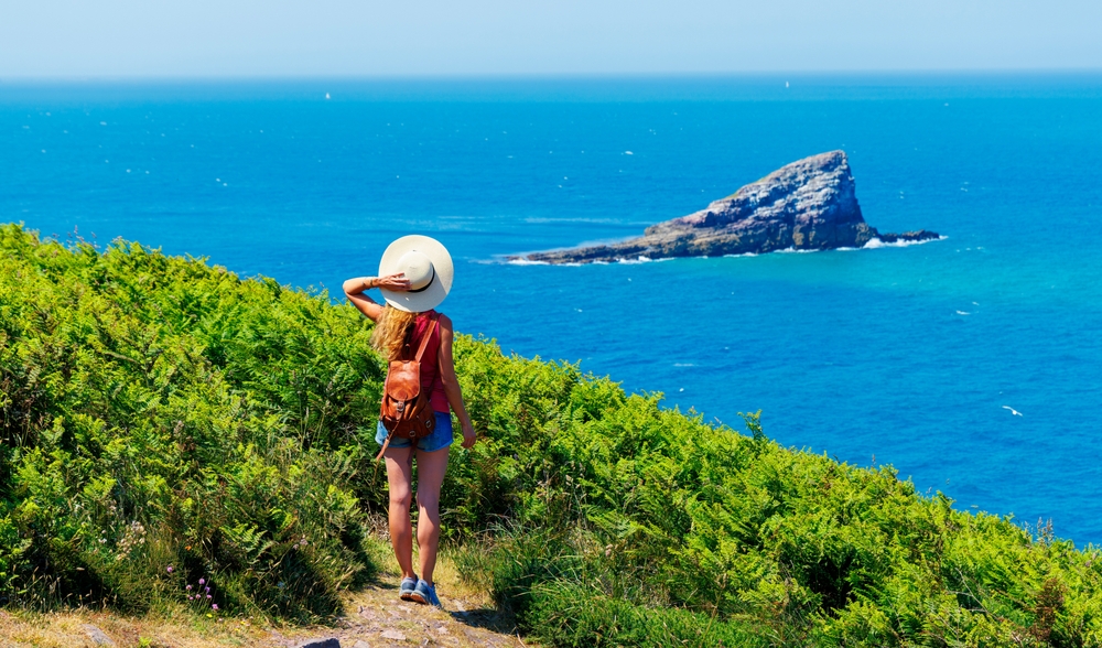 Sentier du GR34 en Bretagne avec falaises, criques et littoral sauvage, idéal pour la randonnée en été 2026.