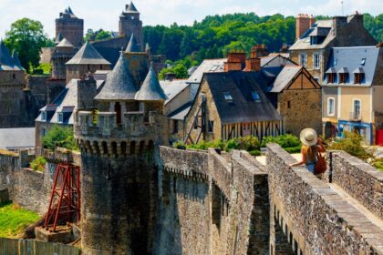 Voyageurs en France se déplaçant en covoiturage, train et bus dans plusieurs régions comme l’Occitanie, le Grand Est, la Bretagne, PACA et Auvergne‑Rhône‑Alpes.
