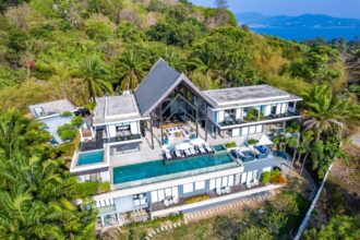 Vue d’un condominium moderne en Thaïlande, illustrant les opportunités d’investissement immobilier et les rendements locatifs élevés dans les zones touristiques comme Phuket et Bangkok.