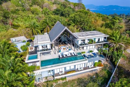 Vue d’un condominium moderne en Thaïlande, illustrant les opportunités d’investissement immobilier et les rendements locatifs élevés dans les zones touristiques comme Phuket et Bangkok.