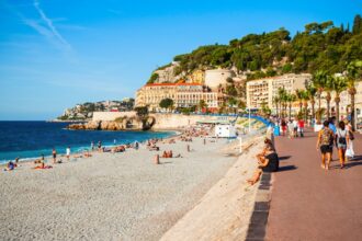 Caméras de vidéoprotection intelligentes en France illustrant l’essor de l’IA et le travail de Patrice Ferrant dans le secteur.