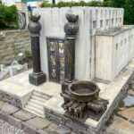 Représentation de Hiram, artisan du Temple de Salomon, debout entre les colonnes Jakin et Boaz dans un vitrail de l’église St John’s à Chester.