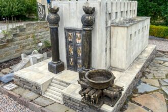 Représentation de Hiram, artisan du Temple de Salomon, debout entre les colonnes Jakin et Boaz dans un vitrail de l’église St John’s à Chester.