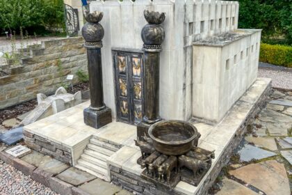 Représentation de Hiram, artisan du Temple de Salomon, debout entre les colonnes Jakin et Boaz dans un vitrail de l’église St John’s à Chester.