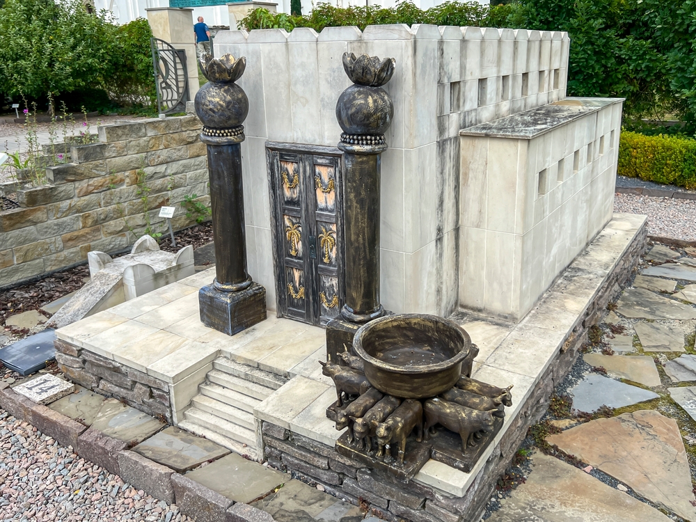 Représentation de Hiram, artisan du Temple de Salomon, debout entre les colonnes Jakin et Boaz dans un vitrail de l’église St John’s à Chester.