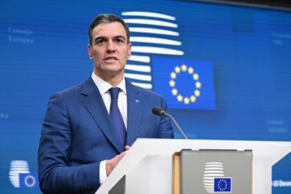 Carte de l’Europe mettant en évidence l’Espagne, illustrant la régularisation de 500 000 migrants et ses implications pour l’Union européenne