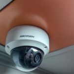 Illustration de la décision de l’Inde de bloquer la vente des caméras Hikvision, Dahua et TP‑Link dans le cadre du durcissement des règles STQC.