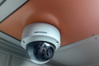 Illustration de la décision de l’Inde de bloquer la vente des caméras Hikvision, Dahua et TP‑Link dans le cadre du durcissement des règles STQC.