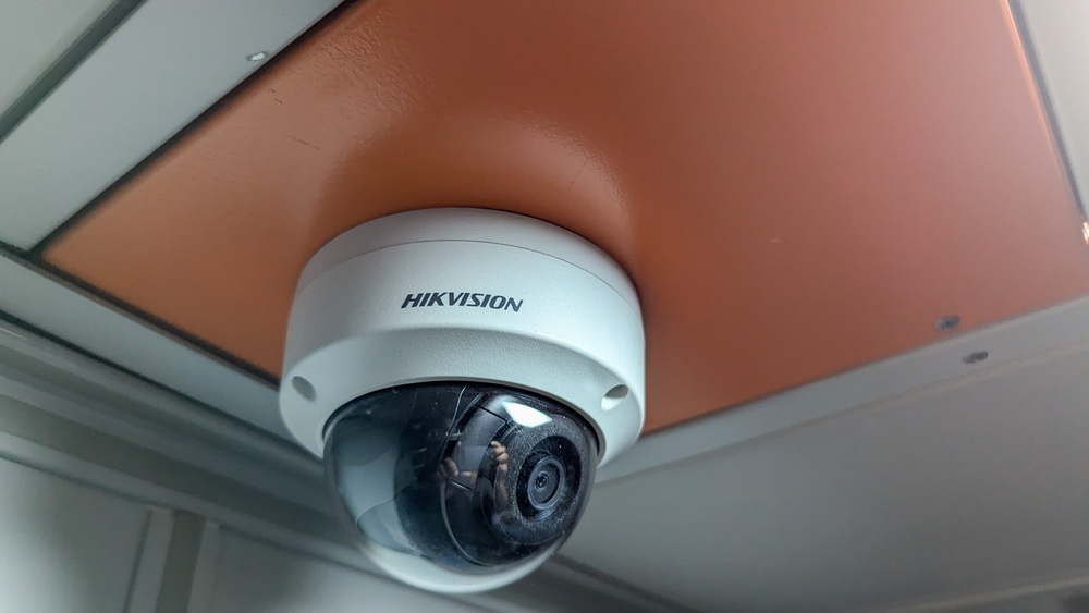 Illustration de la décision de l’Inde de bloquer la vente des caméras Hikvision, Dahua et TP‑Link dans le cadre du durcissement des règles STQC.