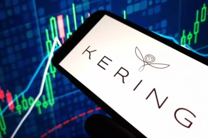 Façade de l’immeuble historique de Kering situé via Monte Napoleone à Milan, au cœur du Quadrilatero della Moda.