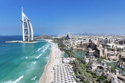 Vue de Dubaï illustrant l’essor du blanchiment d’argent, des trafics internationaux et du rôle croissant de l’émirat dans le crime organisé au Moyen‑Orient.