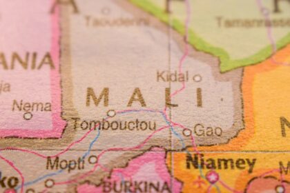 Carte montrant le nord du Mali, les régions de Kidal, Gao et Tombouctou, et la répartition des groupes armés dans le Sahel.