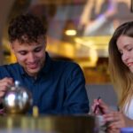 Illustration représentant le slow love, une approche sentimentale fondée sur la patience, la profondeur émotionnelle et des relations authentiques.