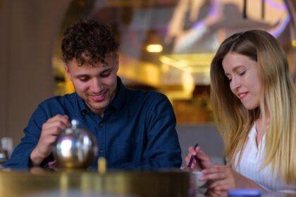 Illustration représentant le slow love, une approche sentimentale fondée sur la patience, la profondeur émotionnelle et des relations authentiques.