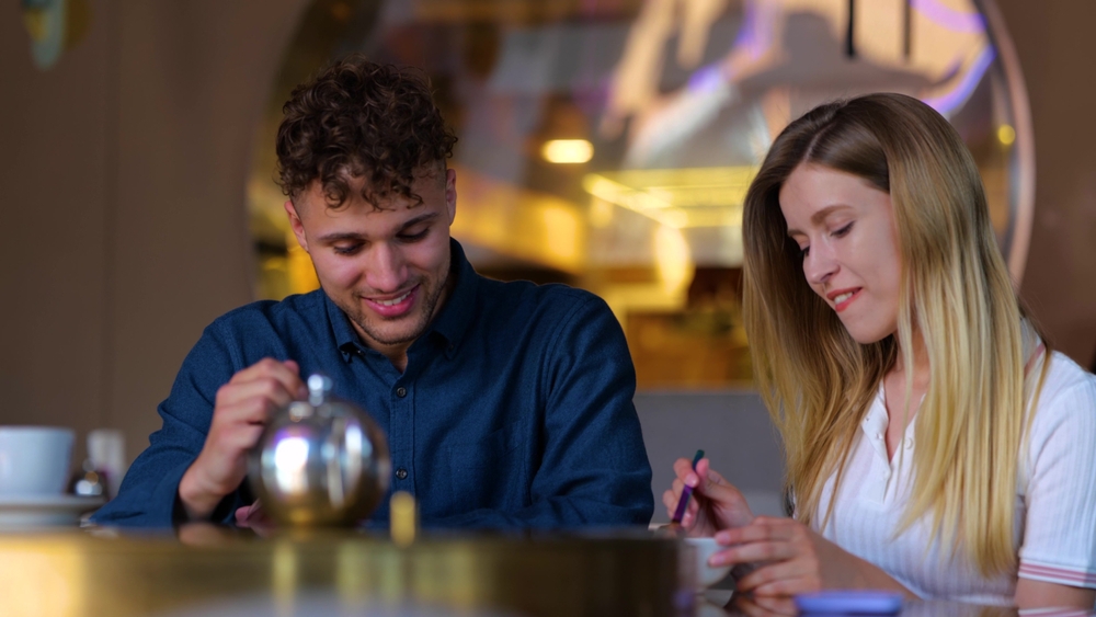 Illustration représentant le slow love, une approche sentimentale fondée sur la patience, la profondeur émotionnelle et des relations authentiques.