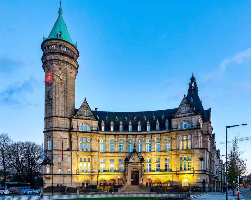 Vue du quartier financier de Luxembourg illustrant la croissance des fonds UCITS, des fonds alternatifs, des ETF, de la finance durable et des activités transfrontalières en 2025.