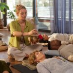 Paysage paisible illustrant une retraite spirituelle en France, entre nature, silence et quête de sérénité pour l’été 2026.