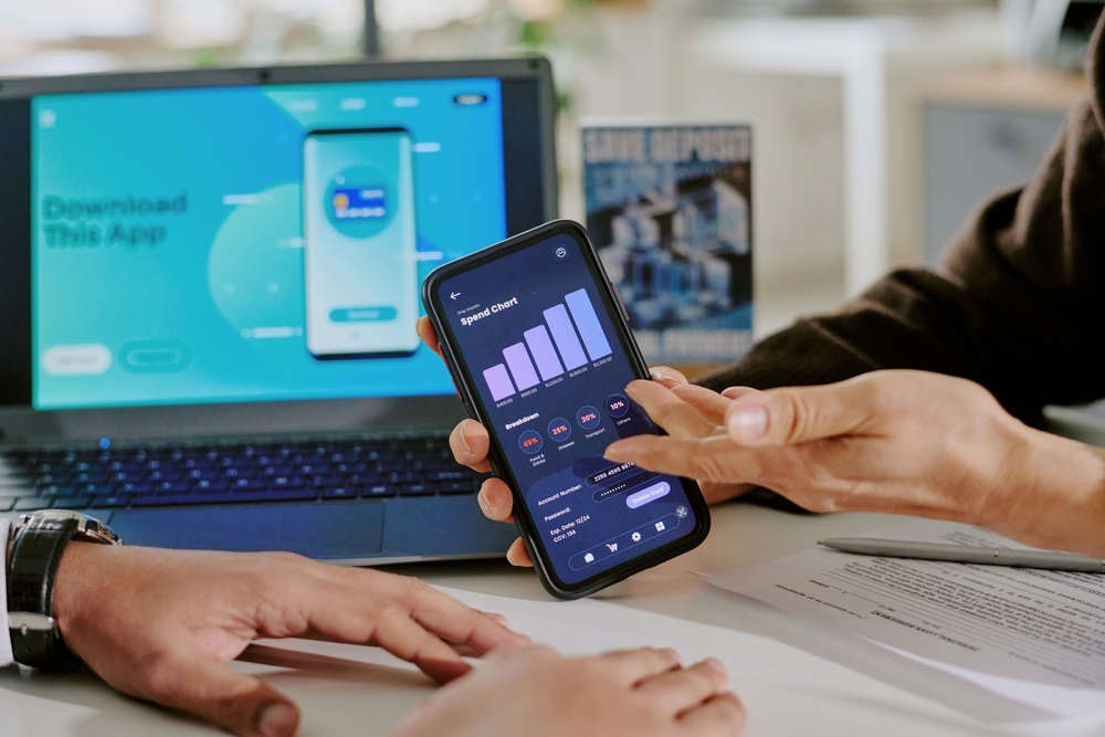 Hello bank! déploie HelloïZ, son assistant conversationnel IA générative développé avec Mistral AI, pour offrir un service client plus fluide et intelligent.