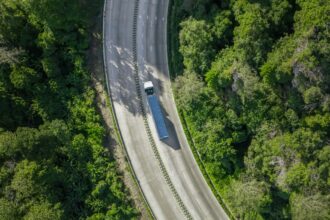 Illustration du partenariat entre BNP Paribas et le Groupe BEI portant le portefeuille garanti InvestEU à 325 millions d’euros pour soutenir l’innovation et la durabilité en Europe.