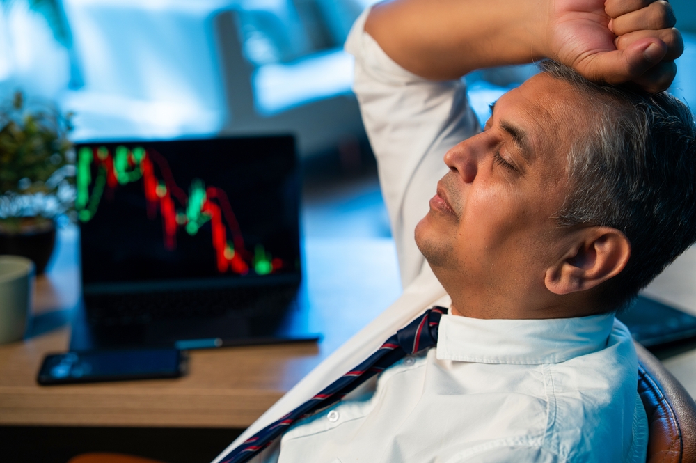 Illustration montrant les principaux signaux d’alerte pour repérer une arnaque financière et protéger son épargne.