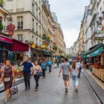 Vue de Paris avec ses lieux culturels emblématiques illustrant l’attractivité immobilière des villes culturelles malgré la crise.
