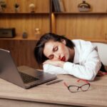 Graphique montrant la baisse du moral des Français et la chute de la confiance des ménages face à l’inflation, au logement et aux tensions internationales.