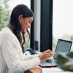 Illustration de la gestion de la paie externalisée avec Aldelia, mettant en avant sécurité, précision et expertise internationale.