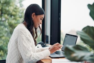 Illustration de la gestion de la paie externalisée avec Aldelia, mettant en avant sécurité, précision et expertise internationale.