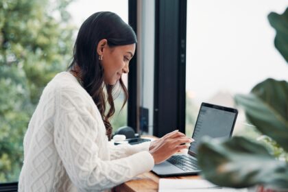 Illustration de la gestion de la paie externalisée avec Aldelia, mettant en avant sécurité, précision et expertise internationale.