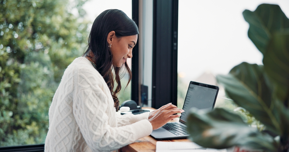 Illustration de la gestion de la paie externalisée avec Aldelia, mettant en avant sécurité, précision et expertise internationale.