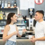 Illustration montrant des célibataires délaissant les applis de rencontre pour privilégier des interactions réelles et des rencontres authentiques.