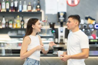 Illustration montrant des célibataires délaissant les applis de rencontre pour privilégier des interactions réelles et des rencontres authentiques.