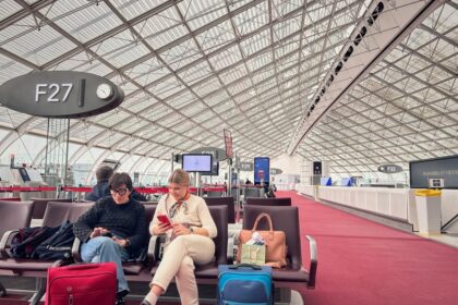 Carte de France montrant la baisse des réservations pour les vacances de printemps 2026, notamment dans les départements du sud.