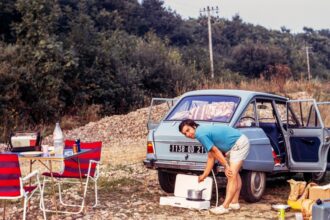 Famille en vacances en France en été 2026, illustrant les tendances de voyage et l’impact du contexte économique.