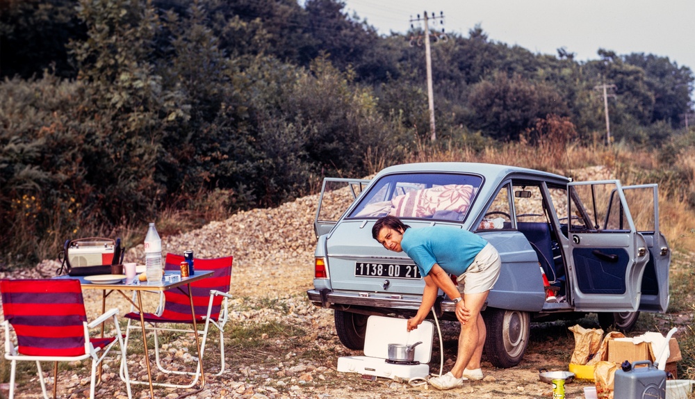 Famille en vacances en France en été 2026, illustrant les tendances de voyage et l’impact du contexte économique.