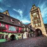 Vue d’un village rural dynamique avec commerces et services, illustrant son attractivité immobilière.