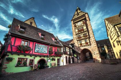 Vue d’un village rural dynamique avec commerces et services, illustrant son attractivité immobilière.