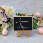 Enfants participant à une chasse aux œufs de Pâques dans un jardin en France, symbole des traditions pascales françaises.
