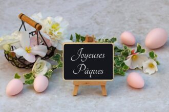 Enfants participant à une chasse aux œufs de Pâques dans un jardin en France, symbole des traditions pascales françaises.