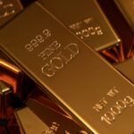 Investisseur achetant de l’or physique dans un comptoir spécialisé à Paris pour sécuriser son patrimoine en 2026.