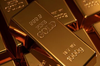 Investisseur achetant de l’or physique dans un comptoir spécialisé à Paris pour sécuriser son patrimoine en 2026.