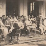 Jeunes et seniors dans un même espace professionnel illustrant le blocage générationnel et ses effets sur la fécondité.