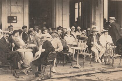 Jeunes et seniors dans un même espace professionnel illustrant le blocage générationnel et ses effets sur la fécondité.