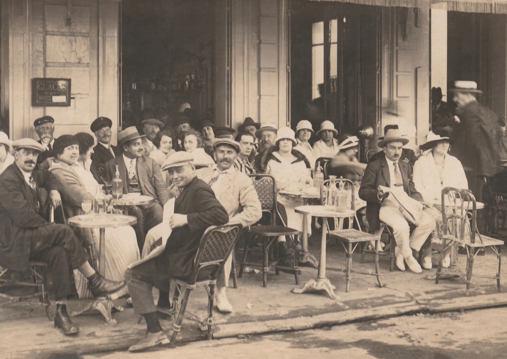 Jeunes et seniors dans un même espace professionnel illustrant le blocage générationnel et ses effets sur la fécondité.