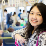 Vue des touristes flânant dans le 8ᵉ arrondissement de Paris, près des Champs‑Élysées et des hôtels de charme comme l’Hôtel Montesquieu.