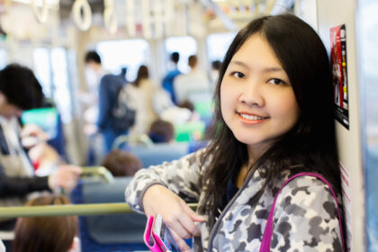 Vue des touristes flânant dans le 8ᵉ arrondissement de Paris, près des Champs‑Élysées et des hôtels de charme comme l’Hôtel Montesquieu.