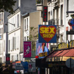 Illustration historique de la fermeture des maisons closes en France après la loi du 13 avril 1946, dite loi Marthe Richard.